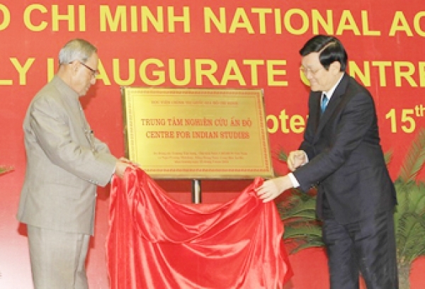 Indian President visits Ho Chi Minh National Academy of Politics and opens Indian Studies Center