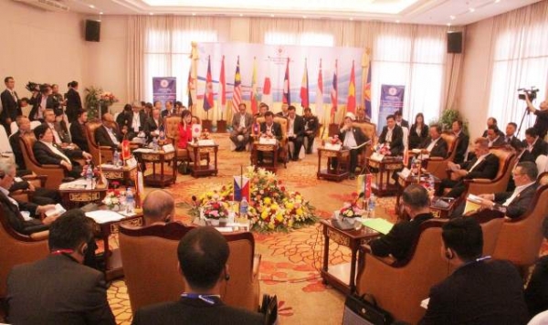 The responsibility and role of ASEAN and related parties in solving disputes over the East Sea