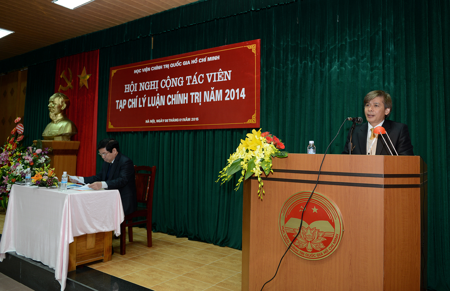 PGS, TS Vũ Hoàng Công, Tổng Biên tập Tạp chí báo cáo tại Hội nghị
