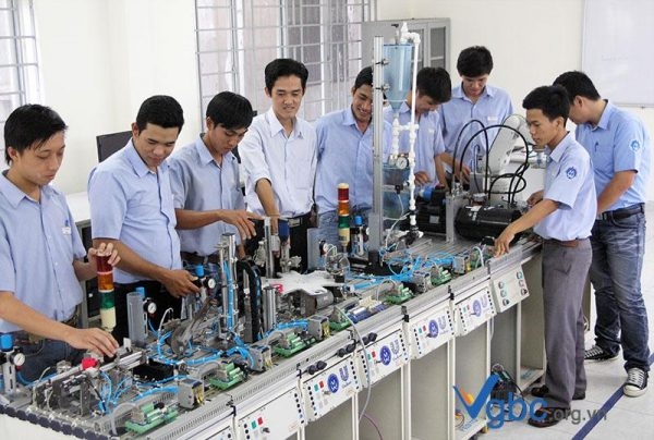 Nâng cao chất lượng nguồn nhân lực đáp ứng yêu cầu đổi mới mô hình tăng trưởng kinh tế Việt Nam