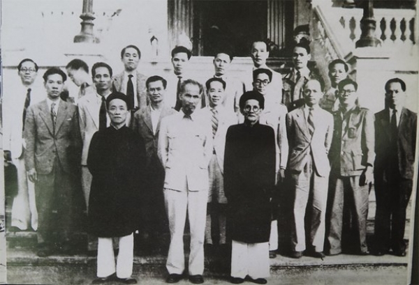 Hồ Chí Minh với việc trọng dụng nhân tài ngoài Đảng và các bài học kinh nghiệm