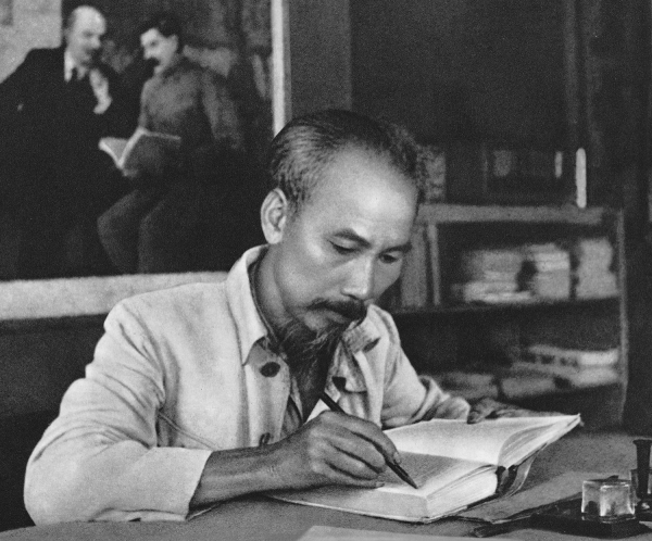 Tấm gương Hồ Chí Minh về gắn tổng kết thực tiễn, nghiên cứu lý luận  với đề ra chủ trương, chính sách và sự vận dụng của Đảng ta 