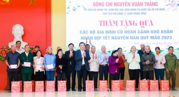 Đồng chí Ủy viên Bộ Chính trị, Giám đốc Học viện Chính trị quốc gia Hồ Chí Minh, Chủ tịch Hội đồng Lý luận Trung ương thăm, chúc Tết tại miền núi Nghệ An